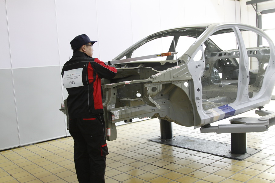 1482123952146824.jpg 參加決賽的選手在進行發(fā)動機艙結構測量.JPG